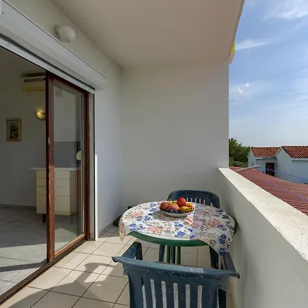 Appartement Fuer 4 Personen Ražanac