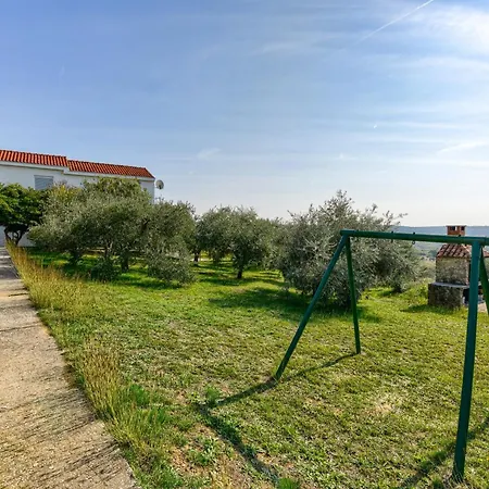 Fuer 4 Personen Appartement Ražanac