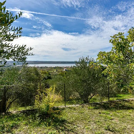 Appartement Fuer 4 Personen Ražanac